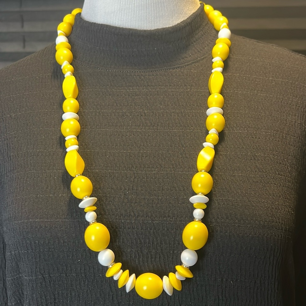 VTG 70s yellow beaded necklace